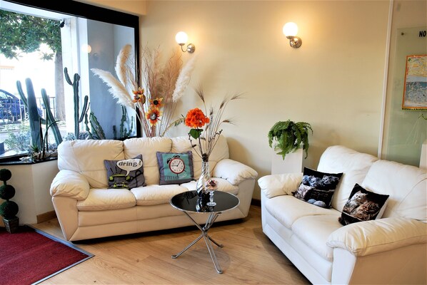 Lobby sitting area - Hotel Provenza (Ventimiglia)