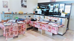 每日付費供應吃到飽自助式早餐