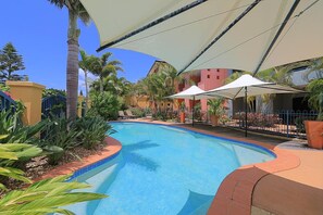 Outdoor pool - Kacys Bargara Beach Motel (Bargara)