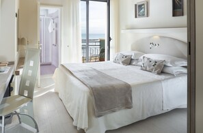 ห้องดับเบิลหรือทวิน, ระเบียง, วิวทะเล | ผ้านวมขนเป็ด, มินิบาร์, ตู้นิรภัยในห้องพัก, โต๊ะทำงาน