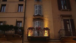 Fassade der Unterkunft – Abend/Nacht