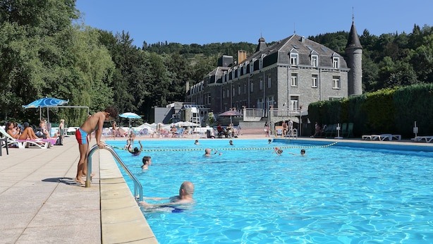 Seasonal outdoor pool, pool umbrellas, sun loungers