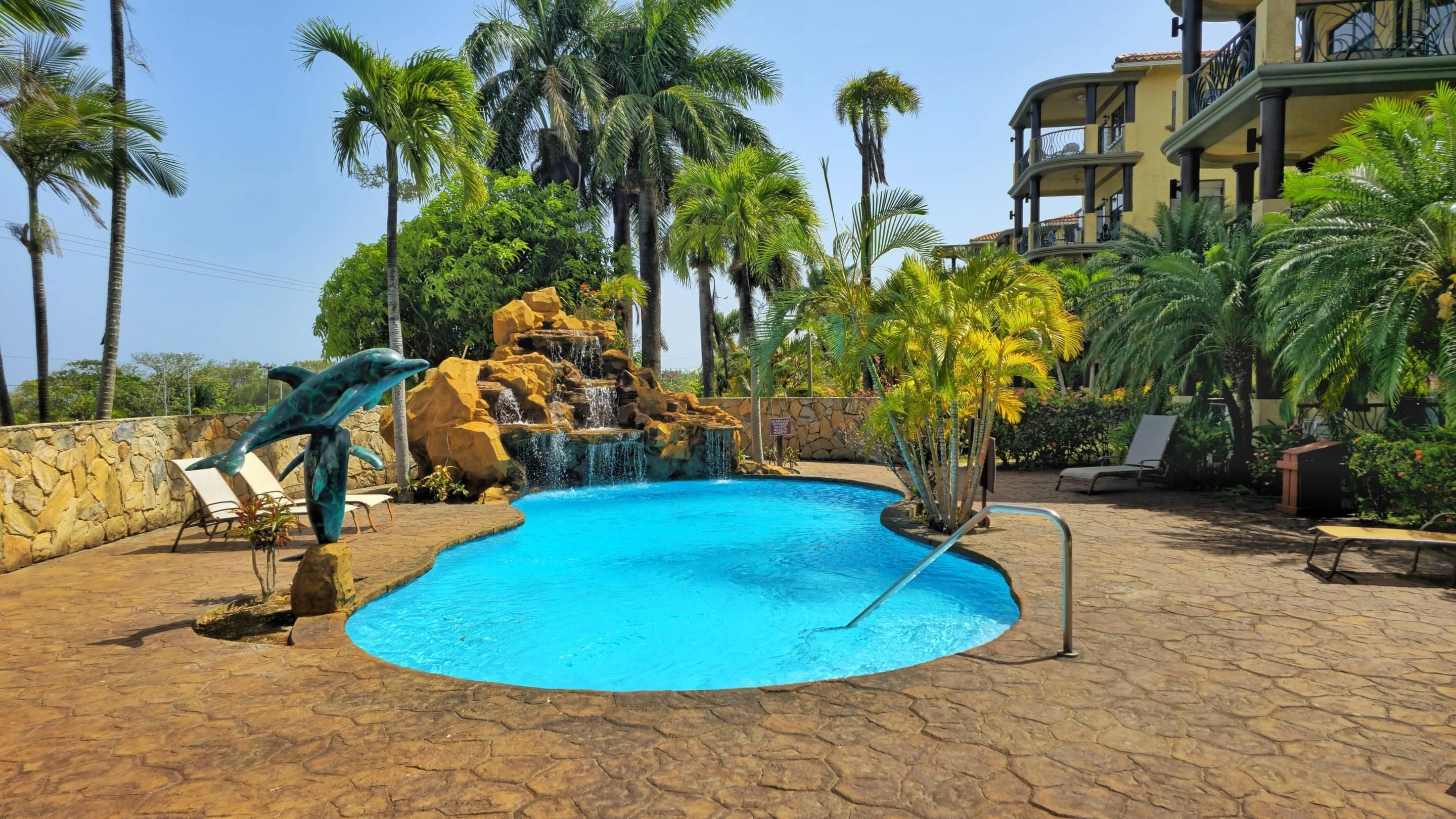 5 utendørsbassenger og solsenger