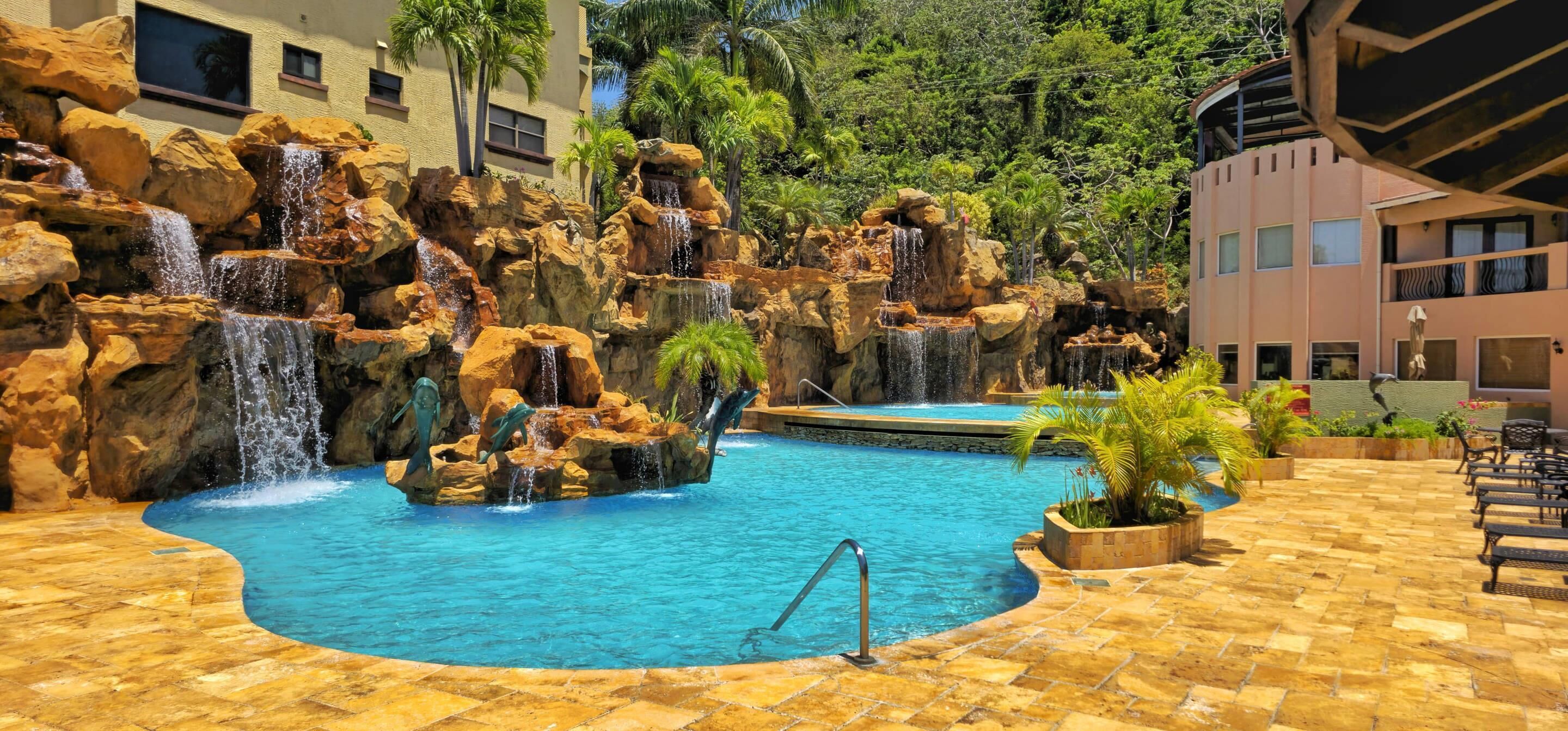 5 outdoor pools, open 7 am to 8 pm, pool loungers