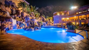 5 outdoor pools, open 7 AM to 8 PM, sun loungers - Clarion Suites Roatan at Pineapple Villas (Roatan)