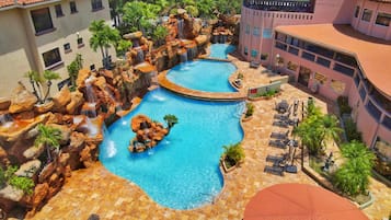 5 piscines extérieures, chaises longues