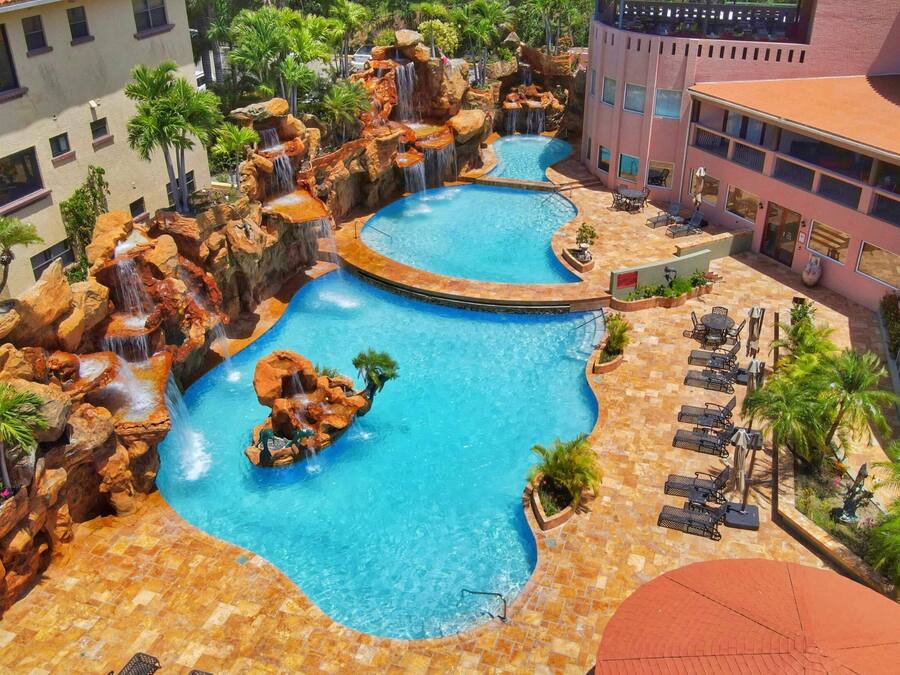 5 outdoor pools, open 7 AM to 8 PM, sun loungers