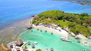 Playa privada cerca, arena blanca, tumbonas y sombrillas