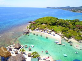 Private beach nearby, white sand, sun-loungers, beach umbrellas