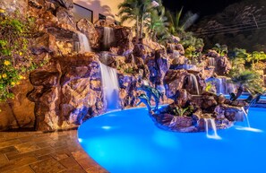 5 outdoor pools, open 7 AM to 8 PM, sun loungers - Clarion Suites Roatan at Pineapple Villas (Roatan)