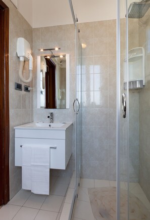 Badkamer met douche