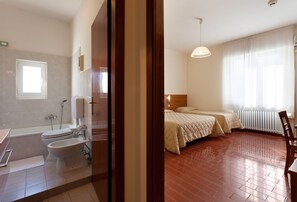 Douche à « effet pluie », articles de toilette gratuits, sèche-cheveux