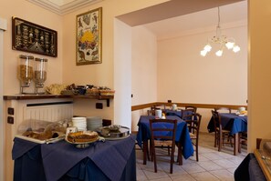 Free daily buffet breakfast  - Parking Hotel Giardino (Livorno)