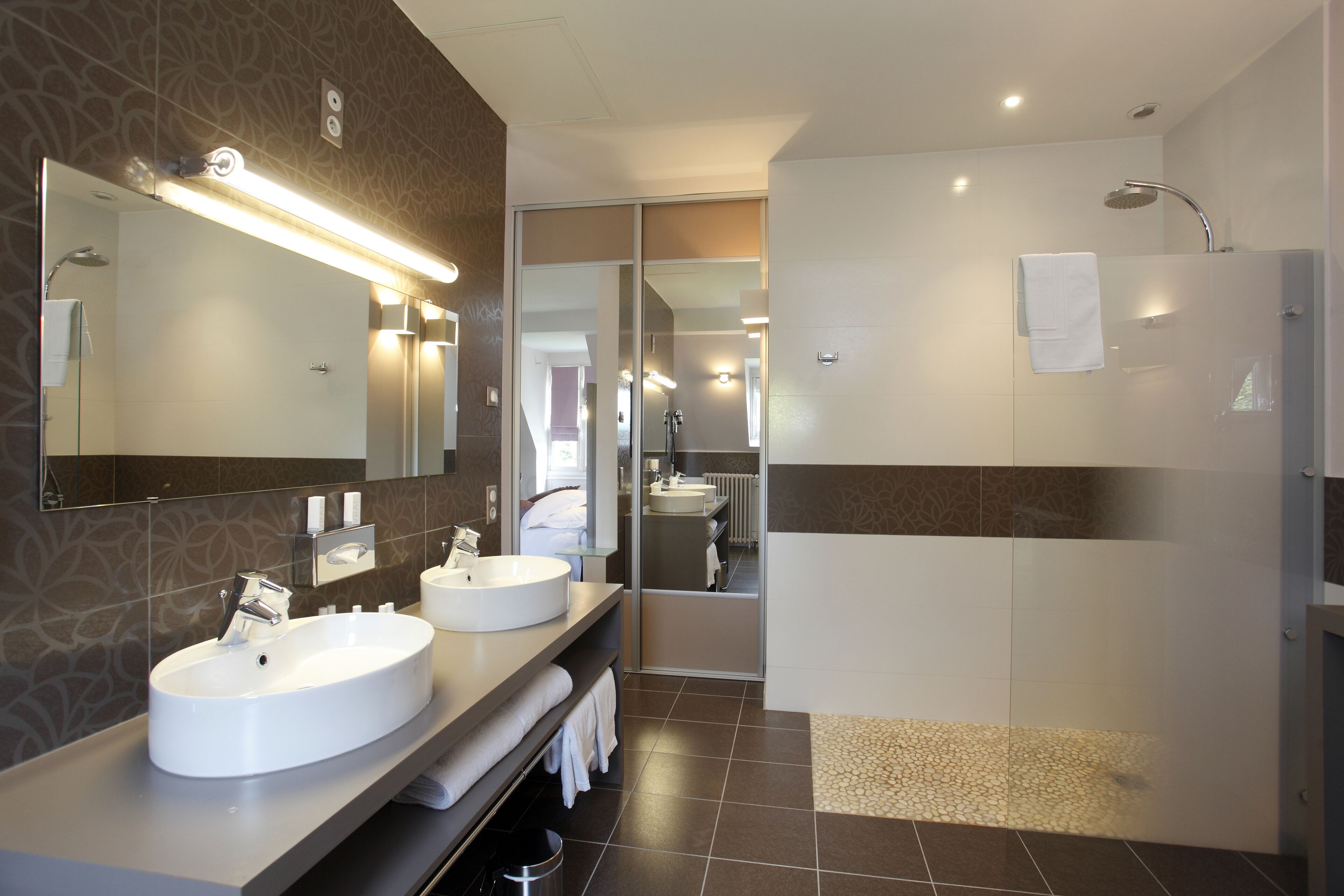 junior suite (château) | bathroom | hair dryer, towels, soap, shampoo