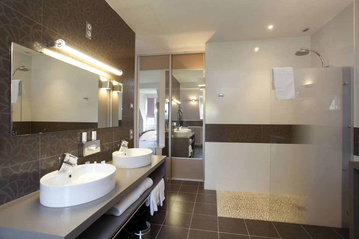 junior suite (château) | bathroom | hair dryer, towels, soap, shampoo