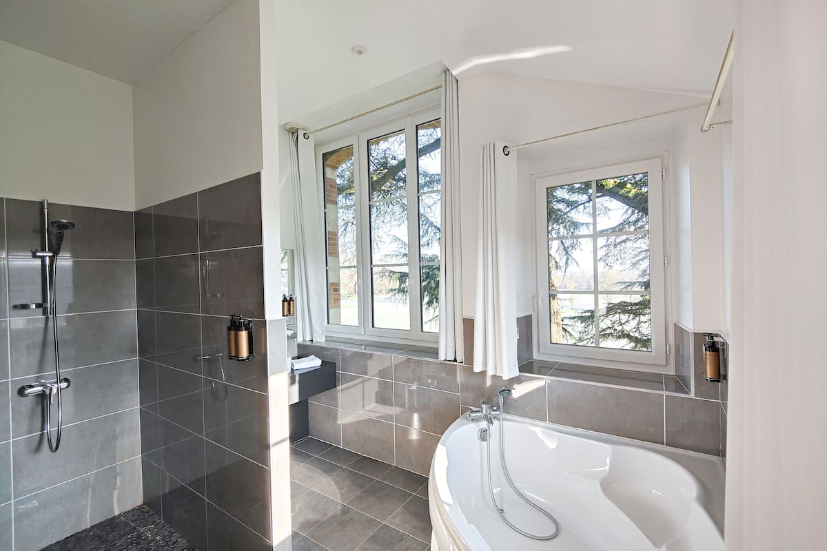 superior room, annex building | bathroom | hair dryer, towels, soap, shampoo