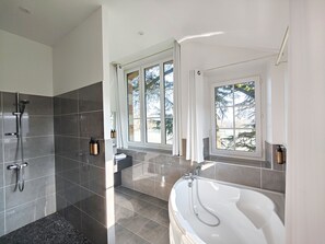 Superior Room, Annex Building | Bathroom | Hair dryer, towels, soap, shampoo - Château de la Barbinière (Saint-Laurent-sur-Sevre)