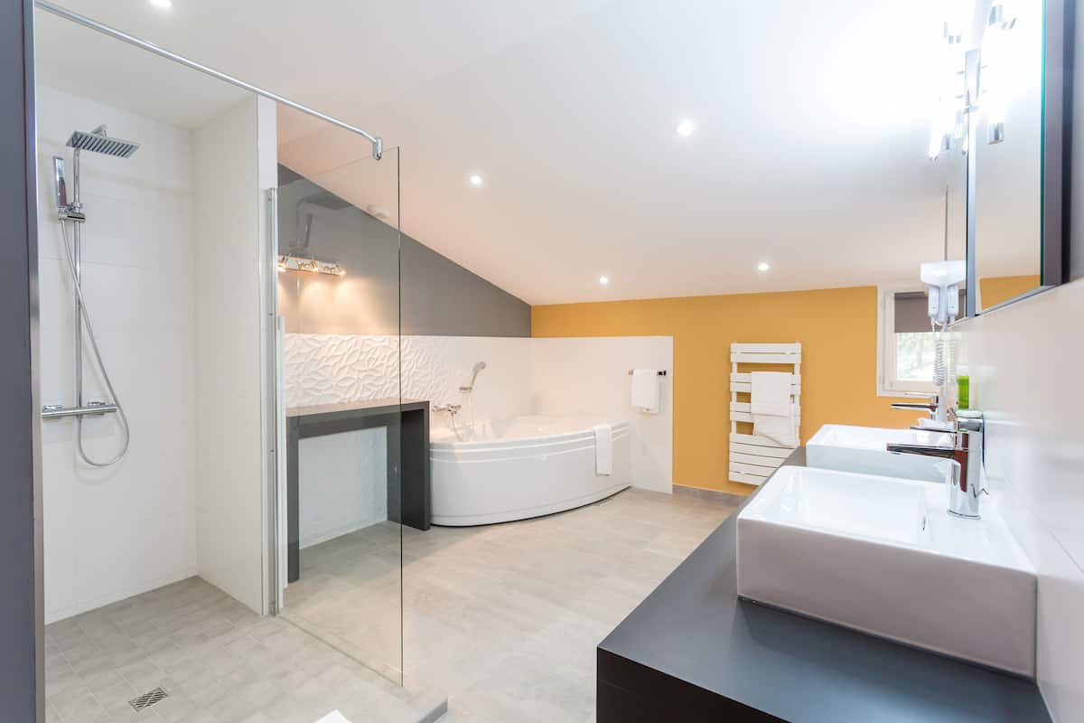 family room, annex building | bathroom | hair dryer, towels, soap, shampoo