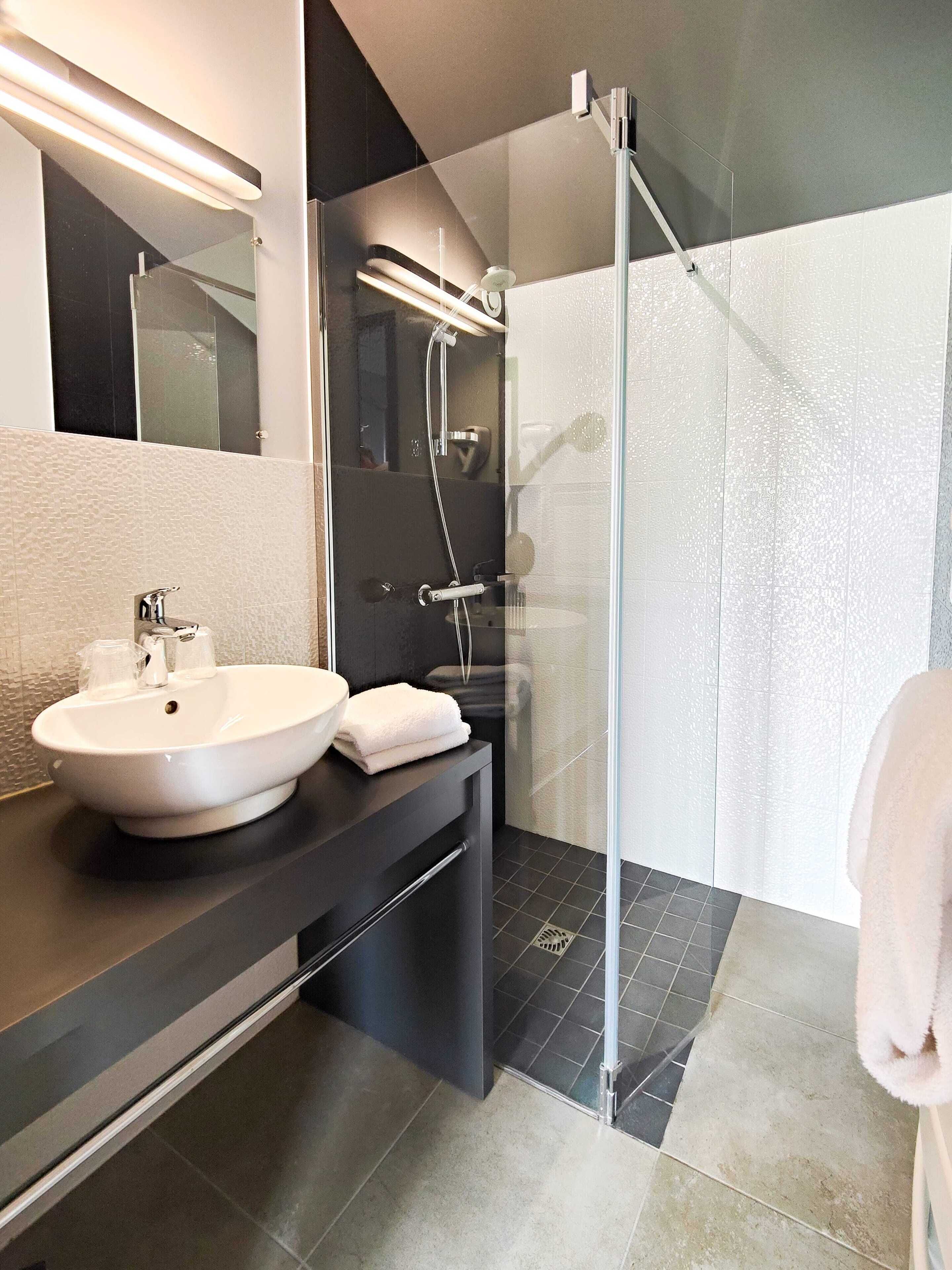 standard double room, annex building | bathroom | hair dryer, towels, soap, shampoo