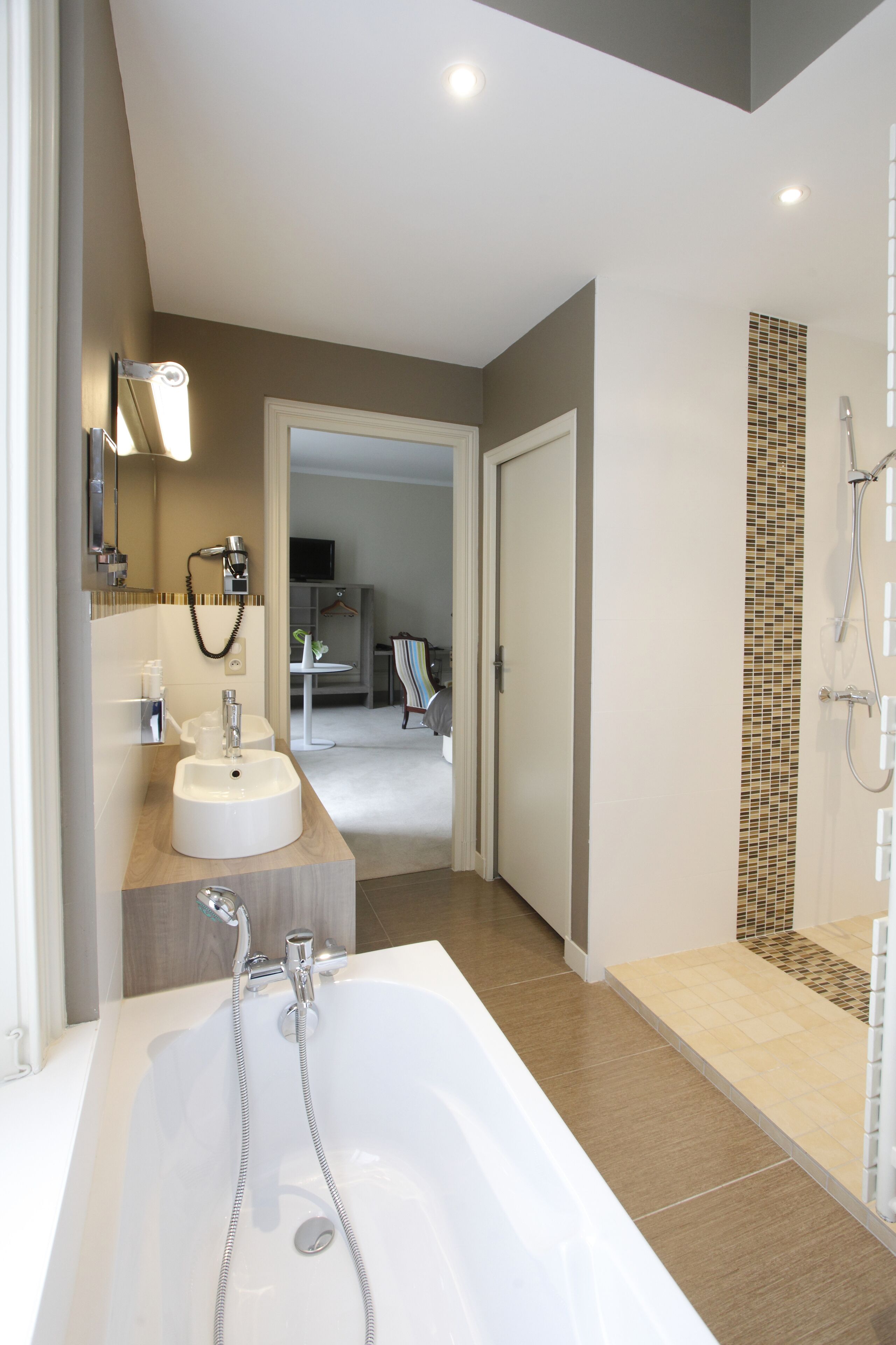 junior suite (château) | bathroom | hair dryer, towels, soap, shampoo