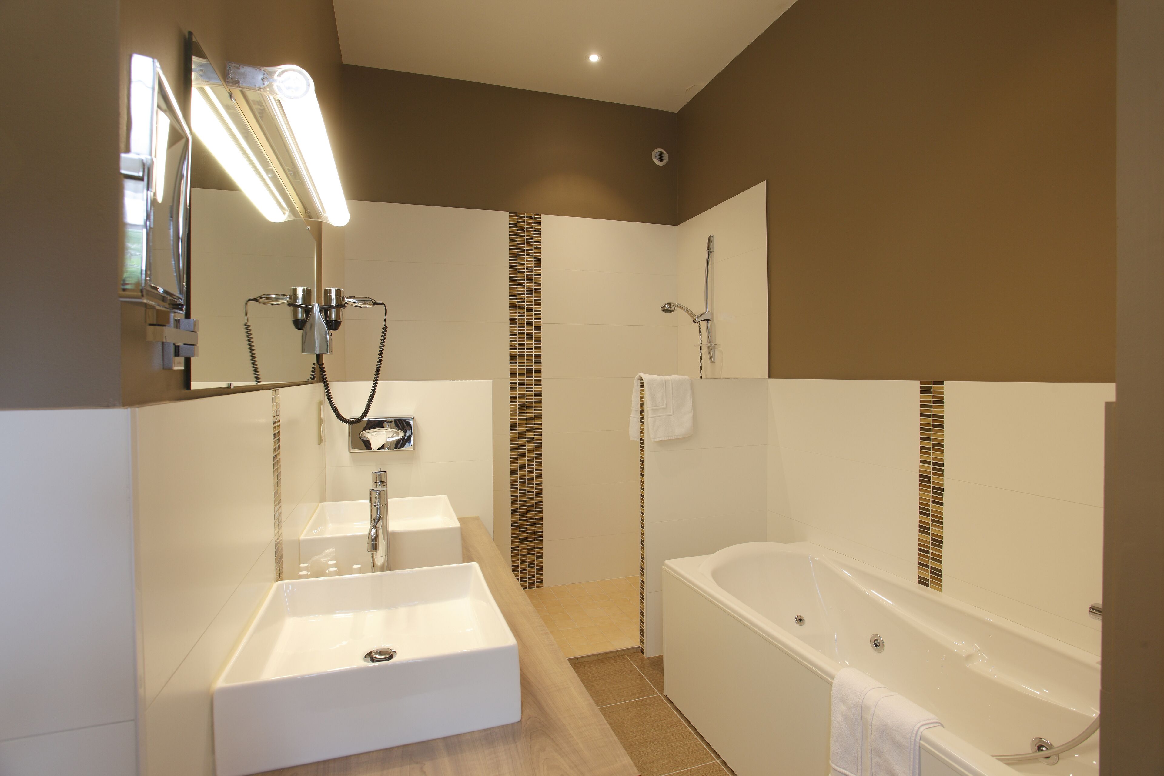 junior suite (château) | bathroom | hair dryer, towels, soap, shampoo