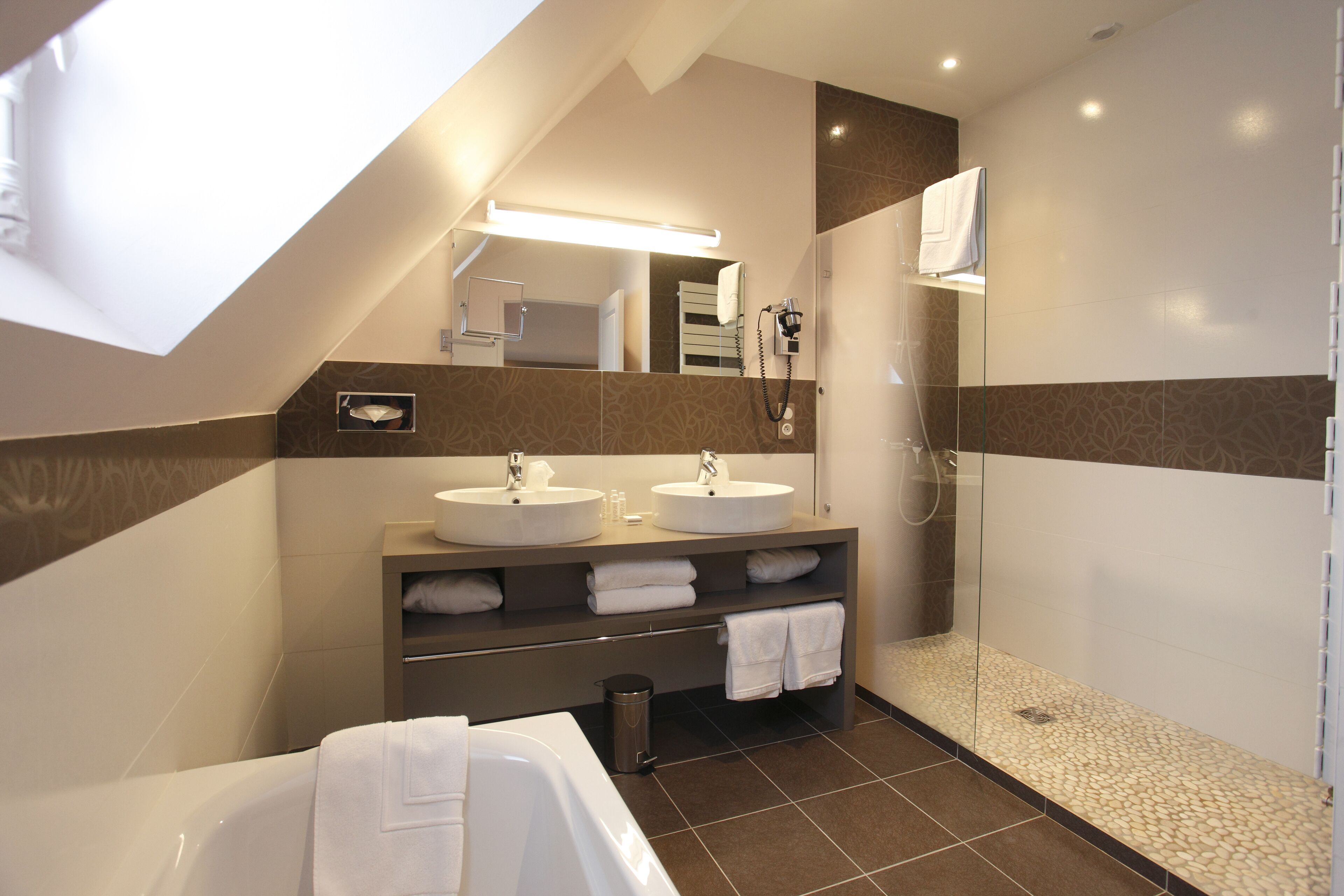 prestige double room château | bathroom | hair dryer, towels, soap, shampoo