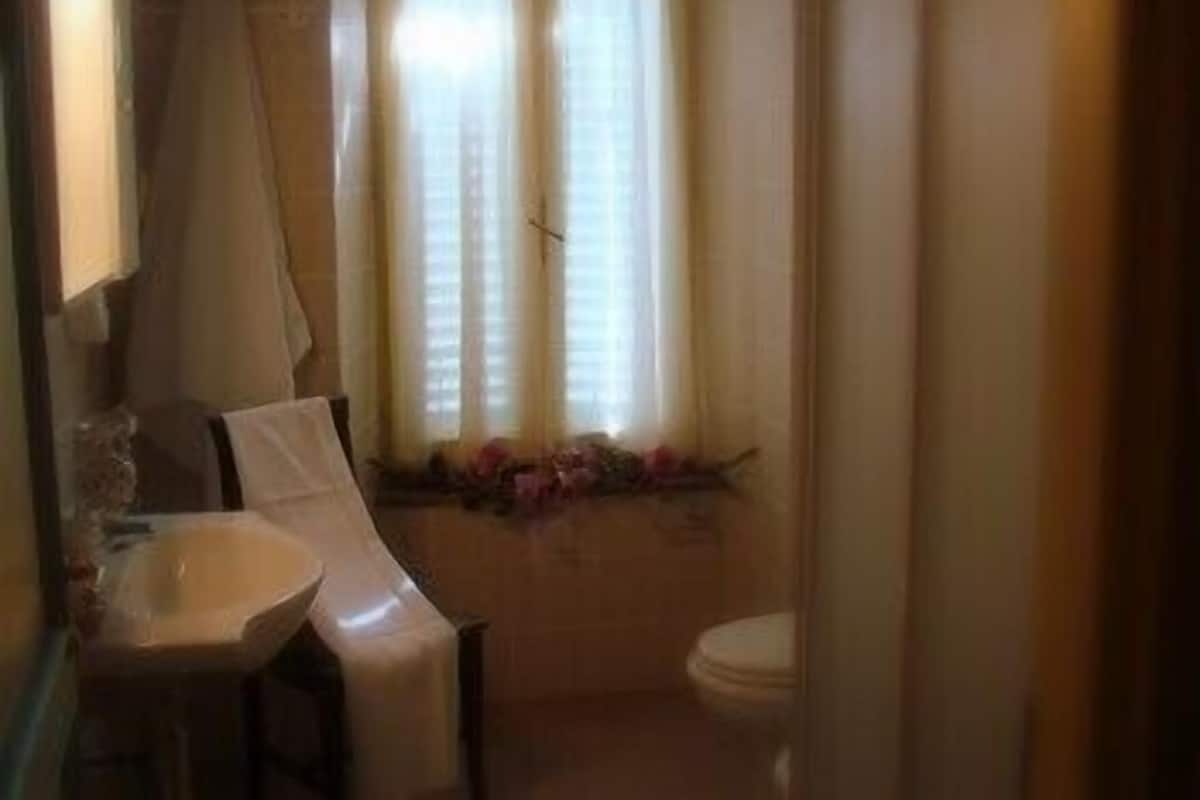 Comfort Triple Room | Bathroom