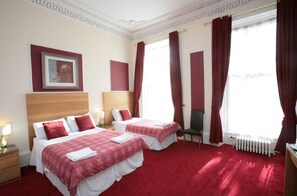 Chambre triple, salle de bain attenante | Bureau, fer et planche Ă repasser, accĂšs au Wi-Fi (inclus)