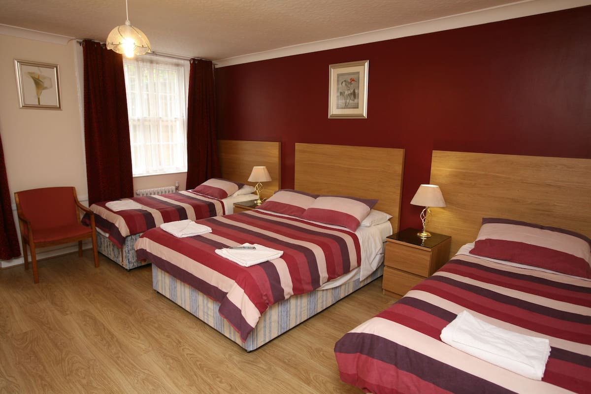 Family Room, Ensuite | Desk, iron/ironing board (on request), WiFi (free)