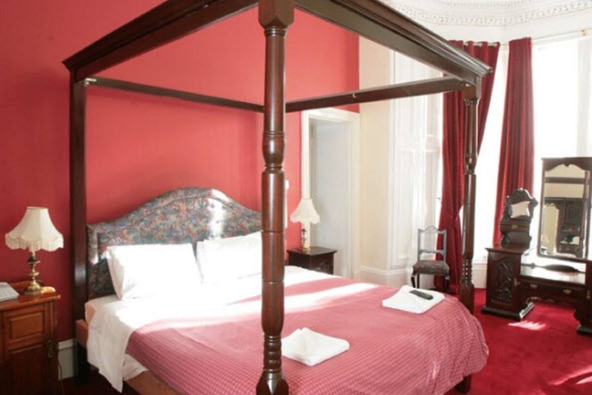 Double Room, Ensuite (4 Poster Room) | Desk, iron/ironing board (on request), WiFi (free)