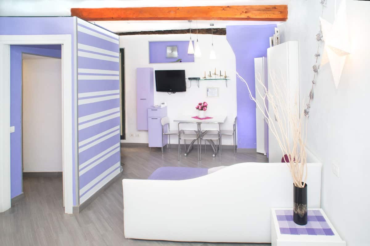 Standard Suite, 1 Bedroom, Kitchenette | Living area | 40-cm TV with satellite channels