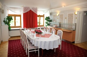 Breakfast, lunch, dinner served; international cuisine 