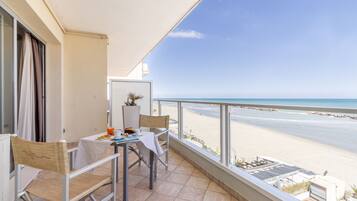 Superior Suite | Minibar, in-room safe, free WiFi, bed sheets