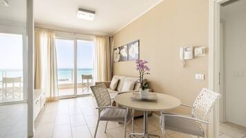 Superior Suite | Minibar, in-room safe, free WiFi, bed sheets