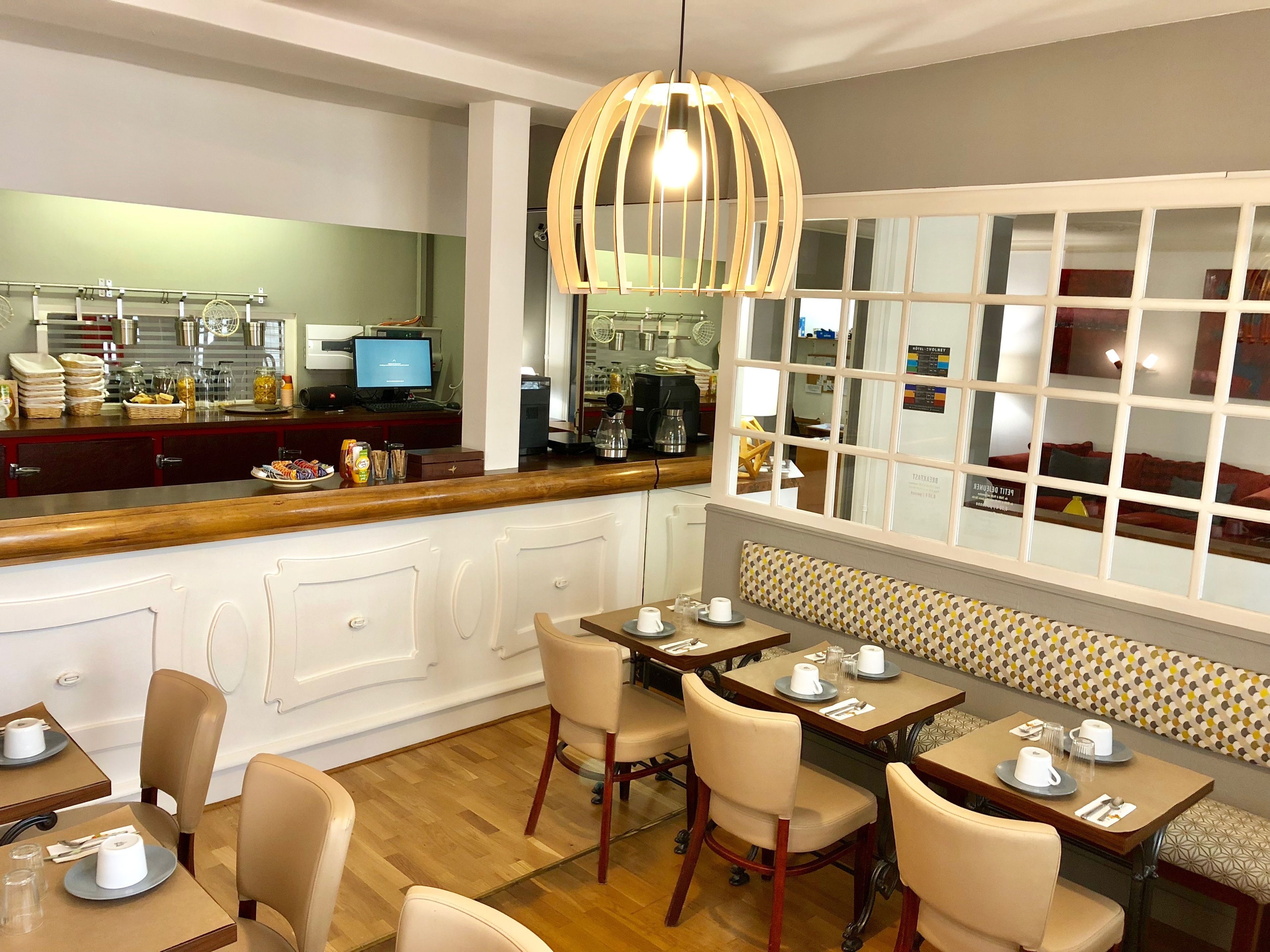 daily cooked-to-order breakfast (eur 8.5 per person)