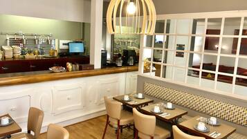 Dagelijks à-la-carte-ontbijt (EUR 8.5 per persoon)