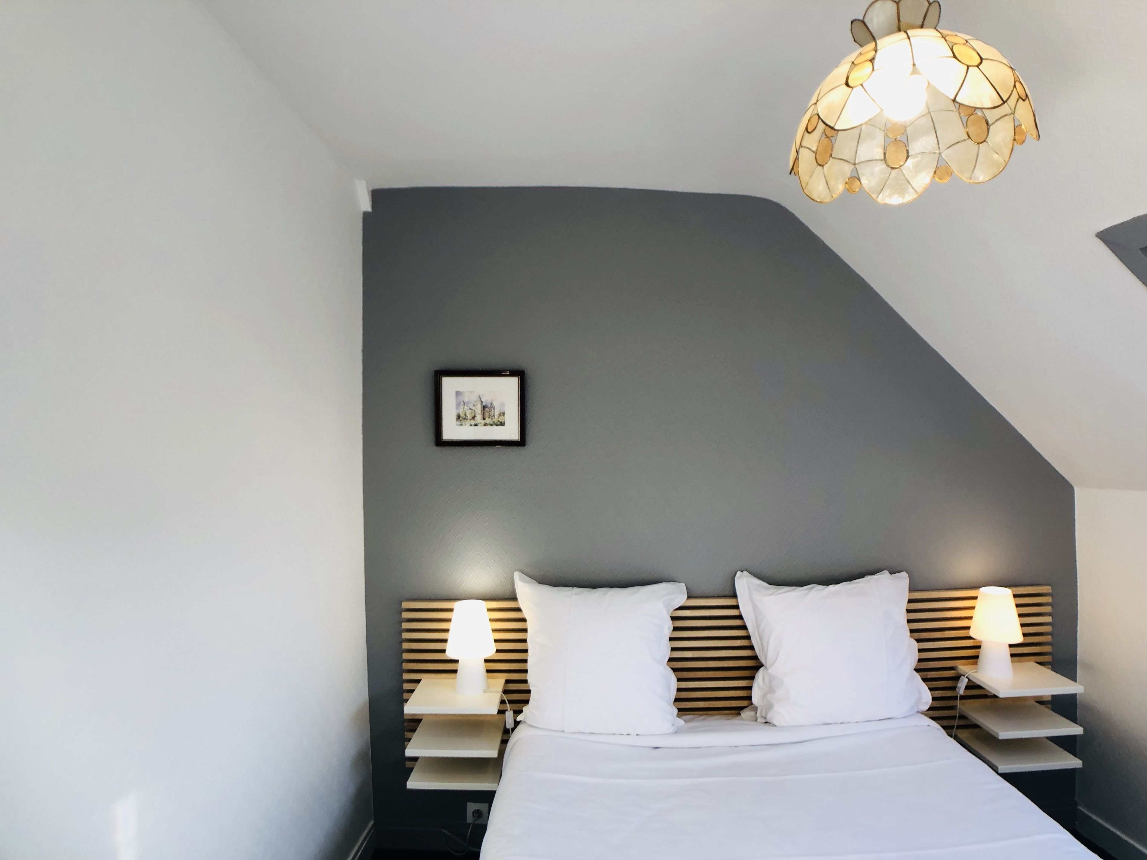 Chambre Double Économique | Bureau, fer et planche à repasser, lits bébé (gratuits)