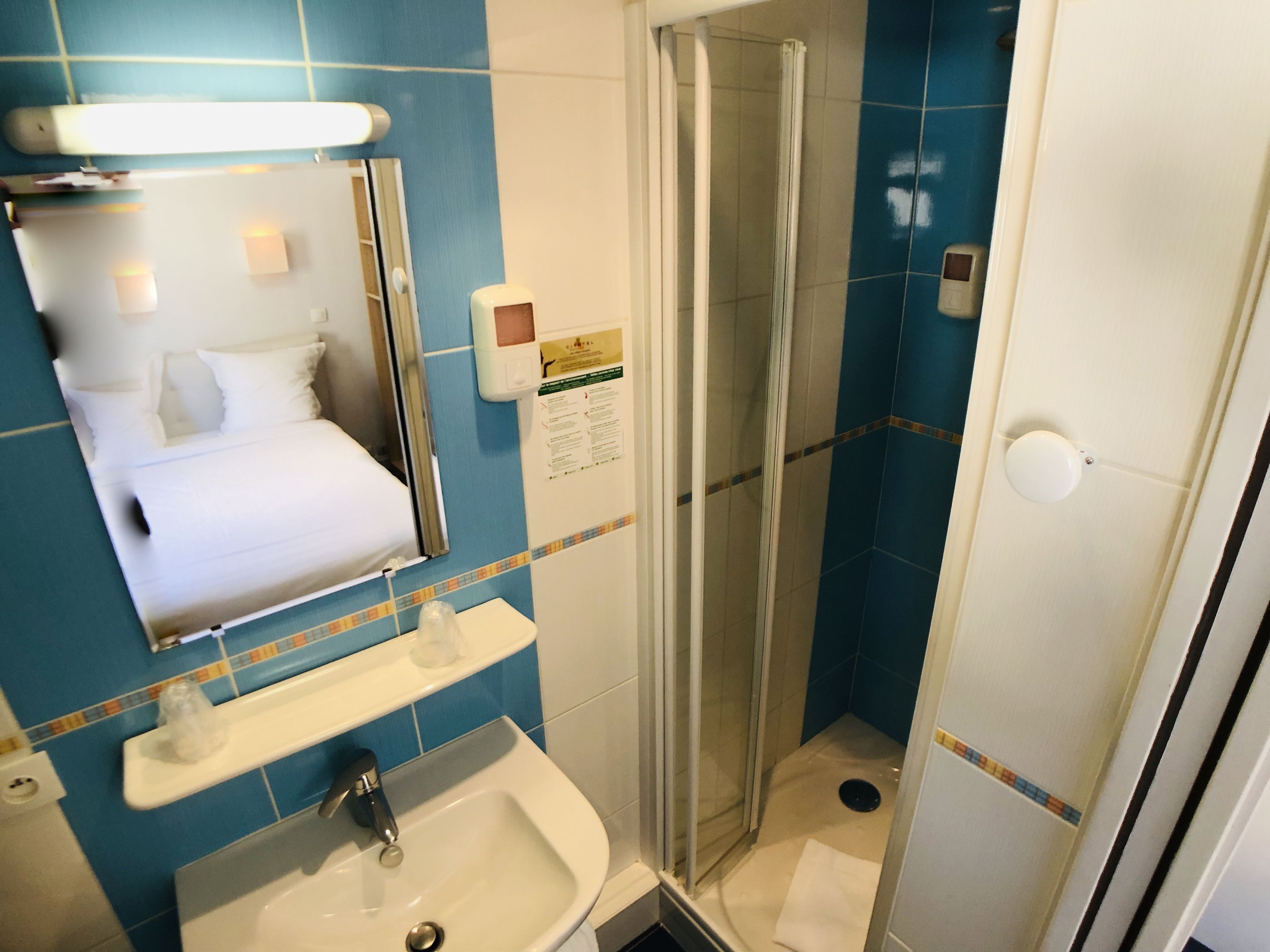 economy double room | desk, iron/ironing board, free cots/infant beds, rollaway beds