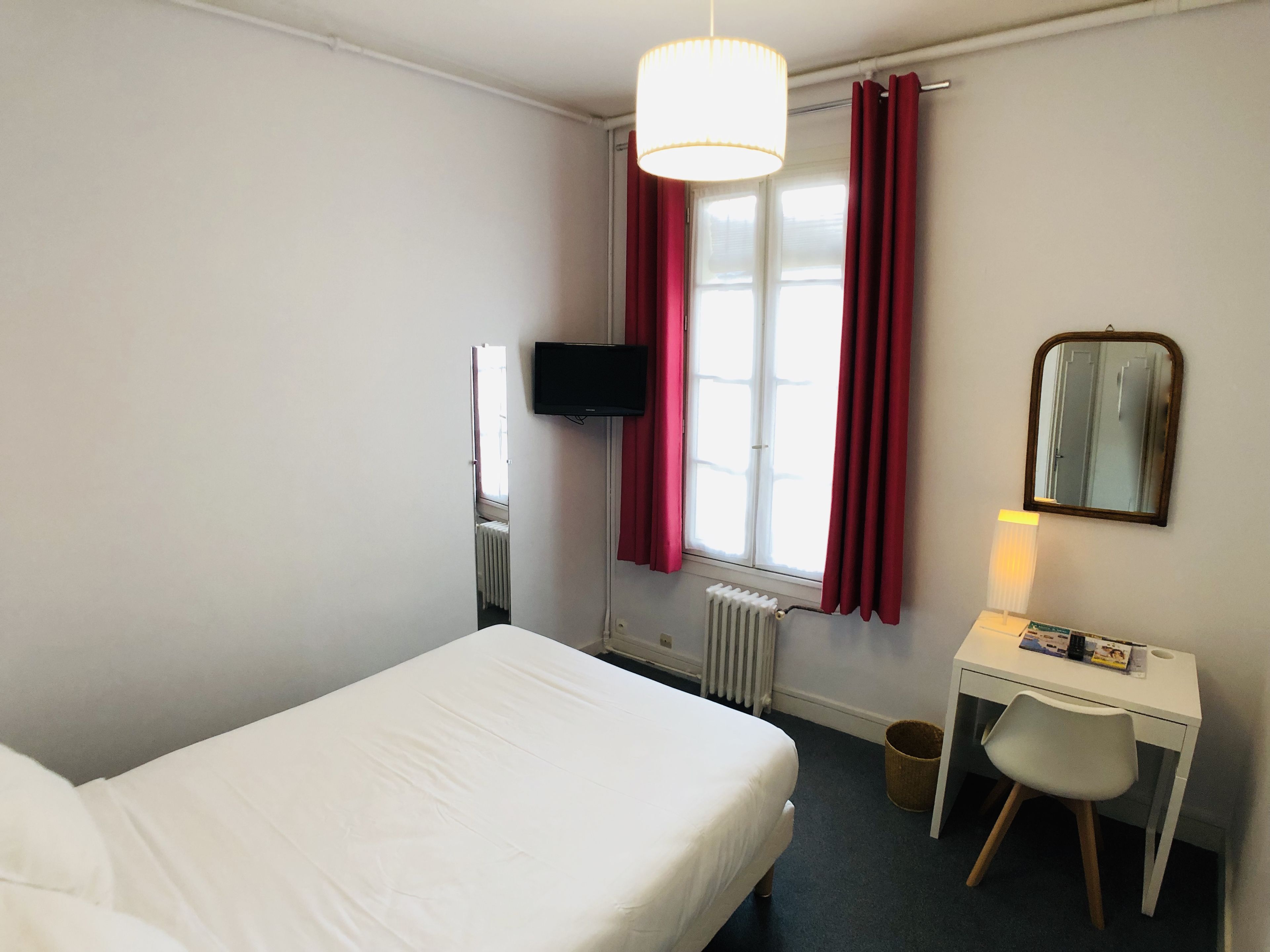 standard double room | desk, iron/ironing board, free cots/infant beds, rollaway beds