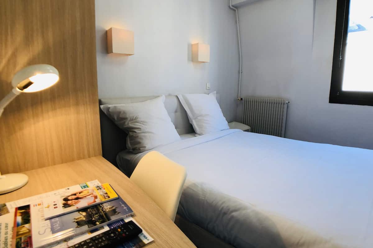 economy double room | desk, iron/ironing board, free cots/infant beds, rollaway beds