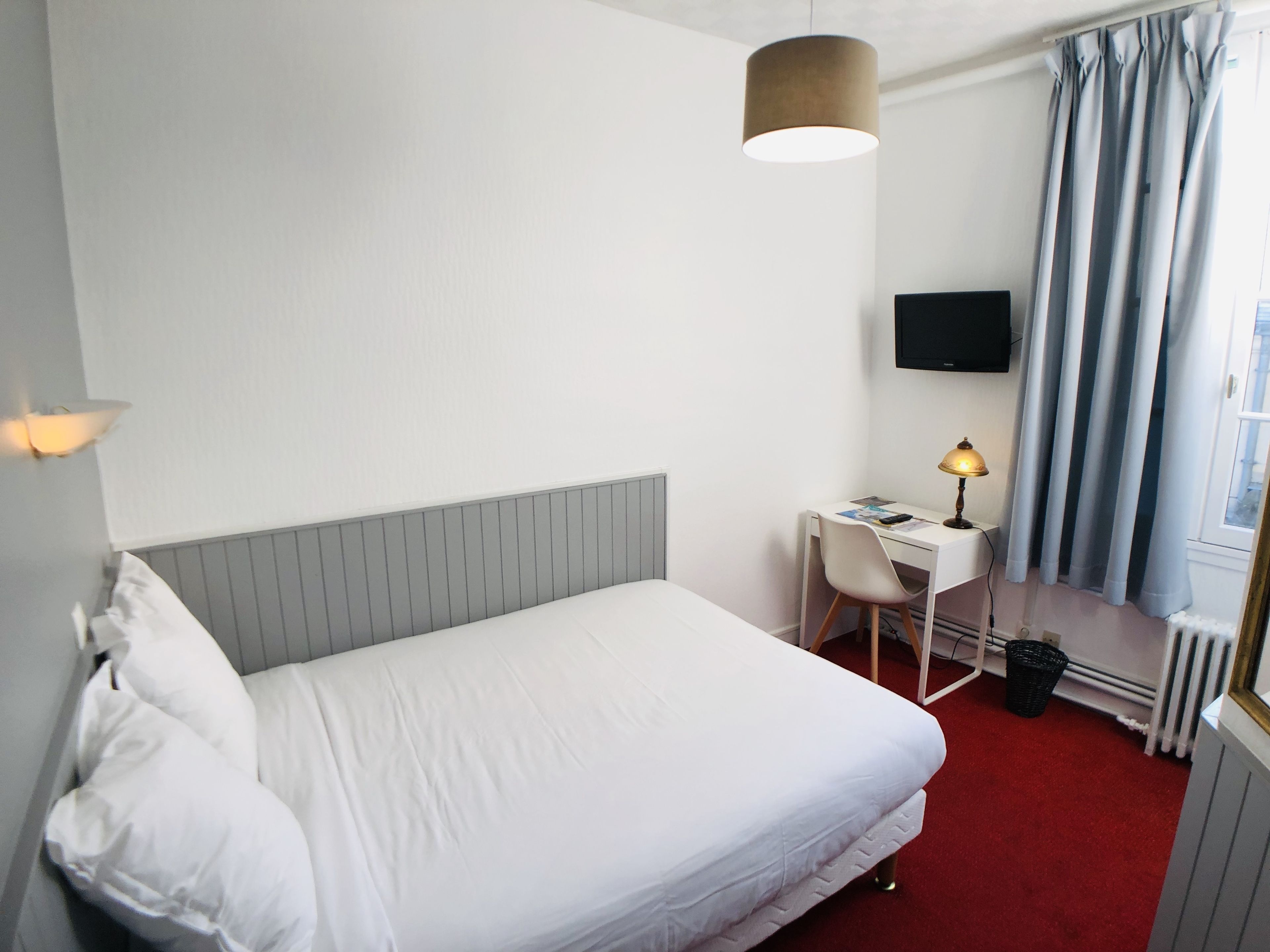 standard double room | desk, iron/ironing board, free cots/infant beds, rollaway beds
