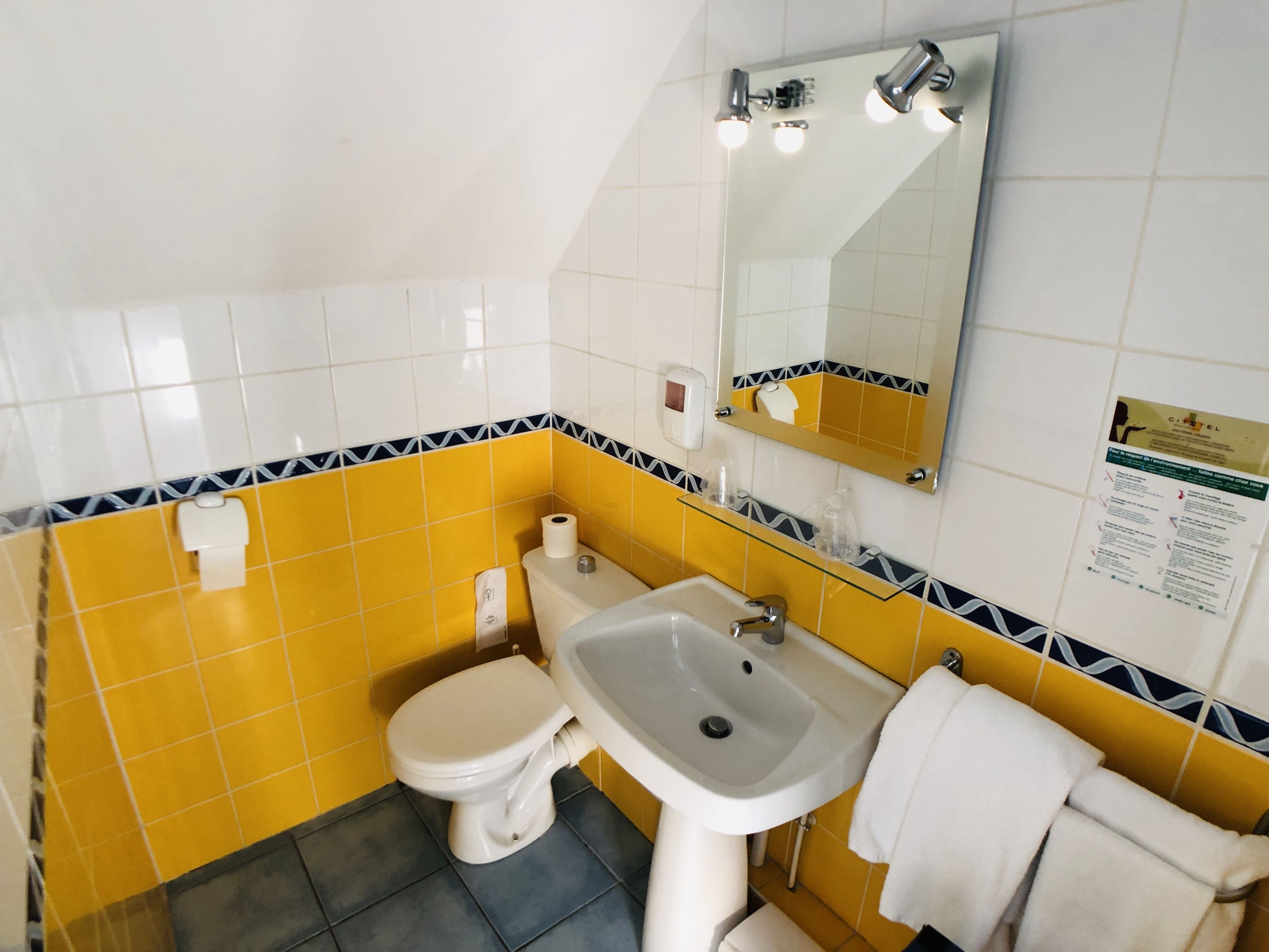 economy double room | desk, iron/ironing board, free cots/infant beds, rollaway beds