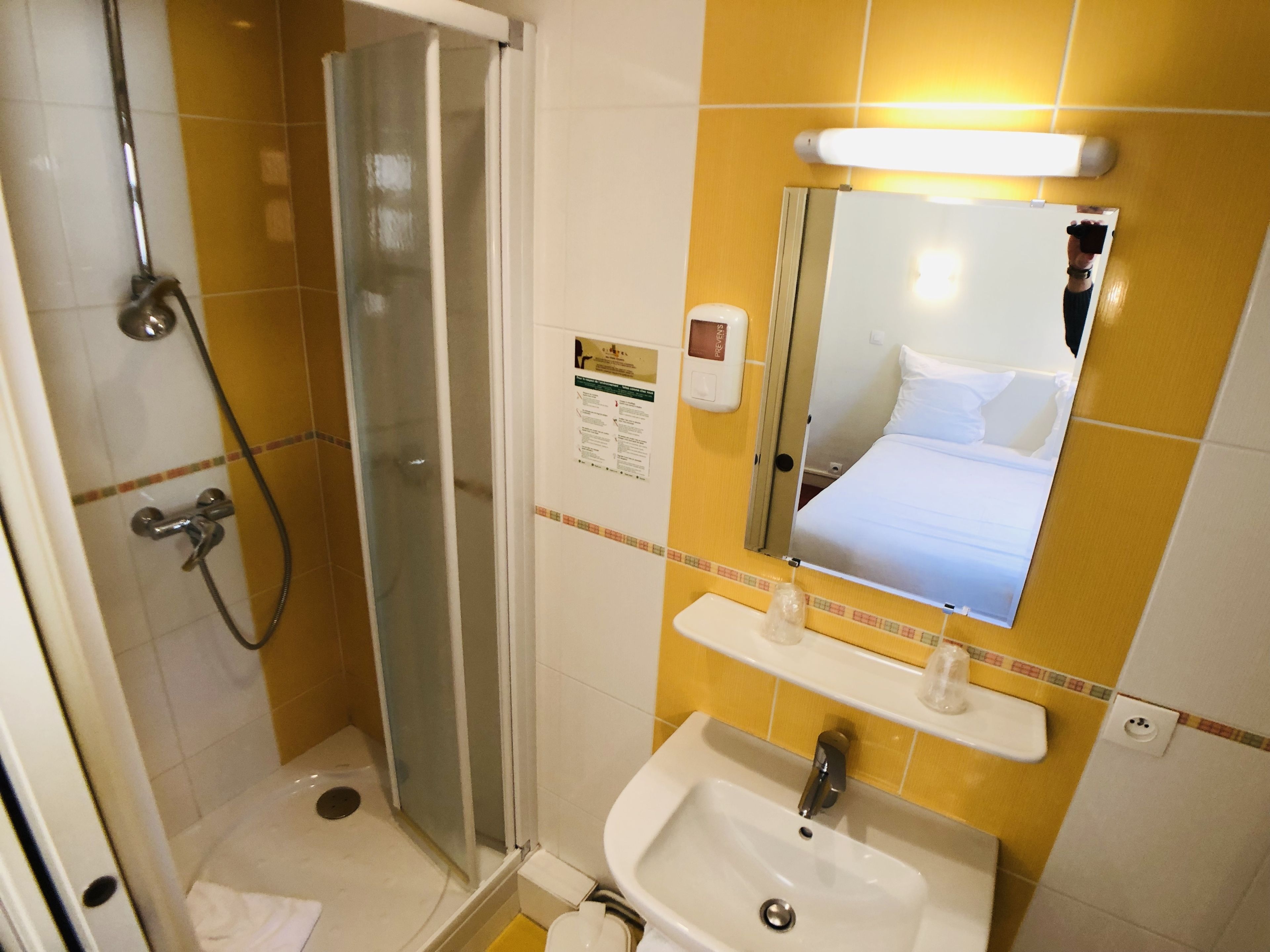 economy double room | desk, iron/ironing board, free cots/infant beds, rollaway beds