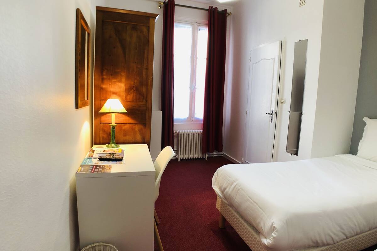 standard twin room | desk, iron/ironing board, free cots/infant beds, rollaway beds