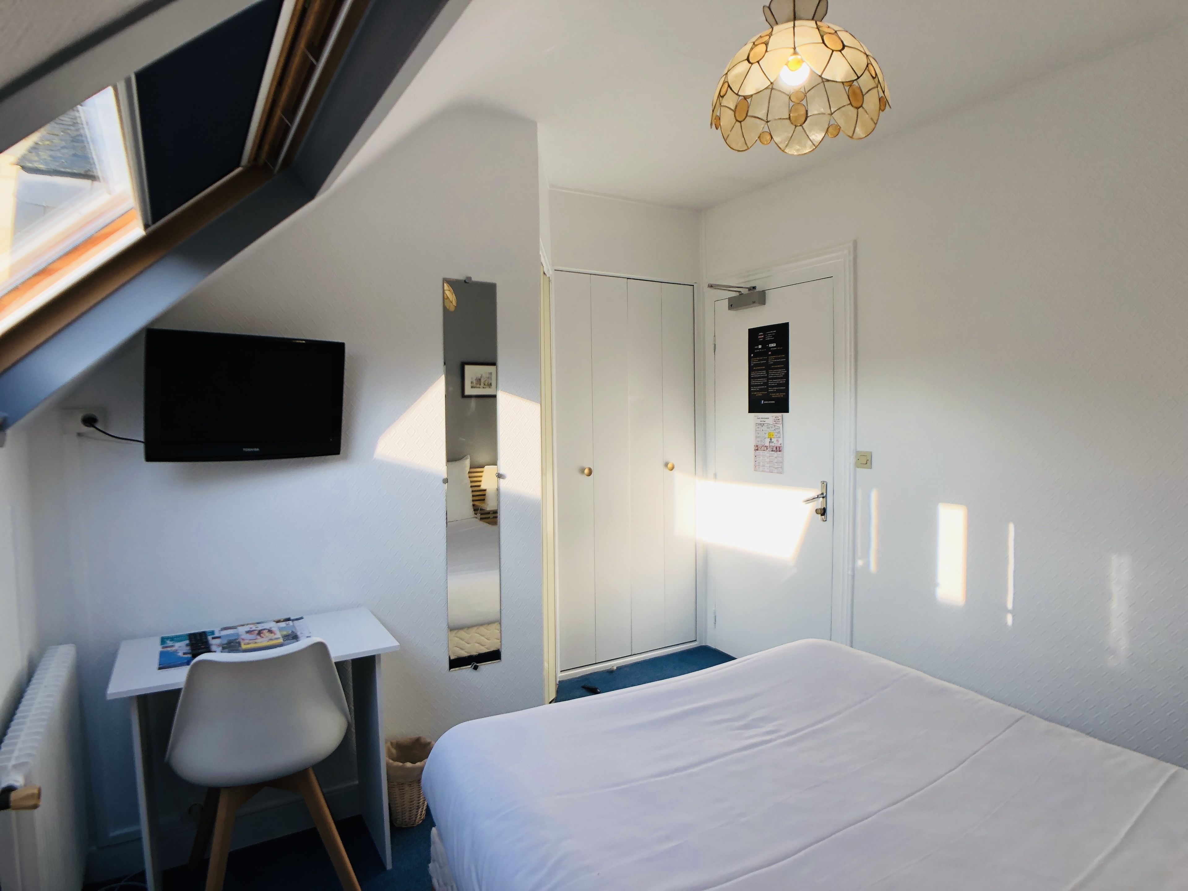 economy double room | desk, iron/ironing board, free cots/infant beds, rollaway beds