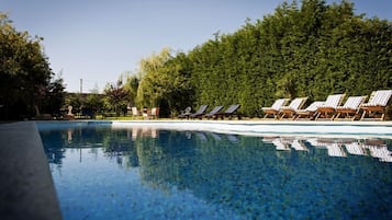 Una piscina al aire libre de temporada