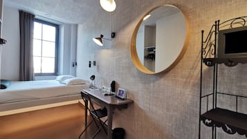 خزنة داخل الغرفة وبديكورات فريدة لكل غرفة وستائر تعتيم