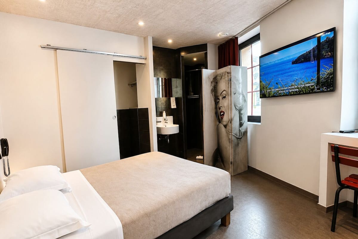Chambre simple standard - Court Métrage | In-room safe, blackout curtains, soundproofing