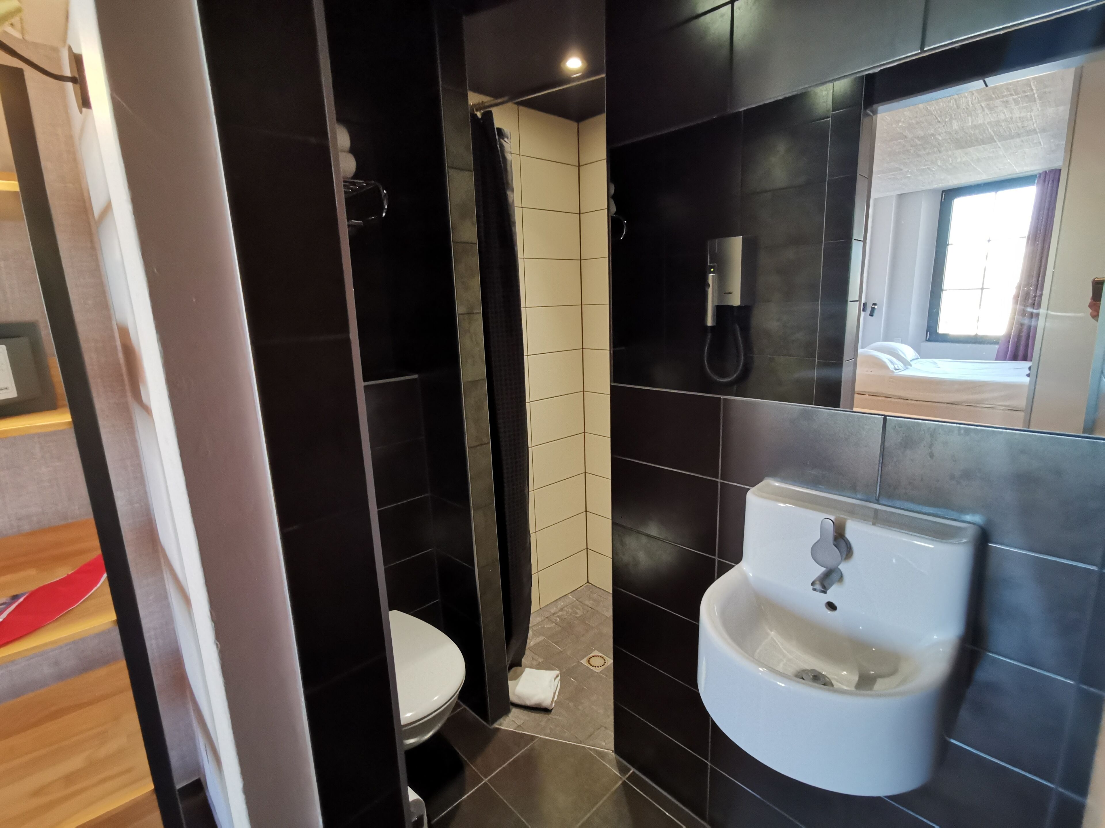 chambre simple standard - court métrage | bathroom | shower, free toiletries, hair dryer, towels