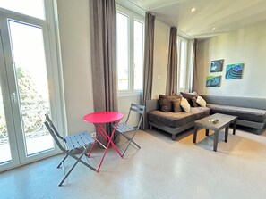 Apartment (35m²) | Wohnbereich | Flachbildfernseher